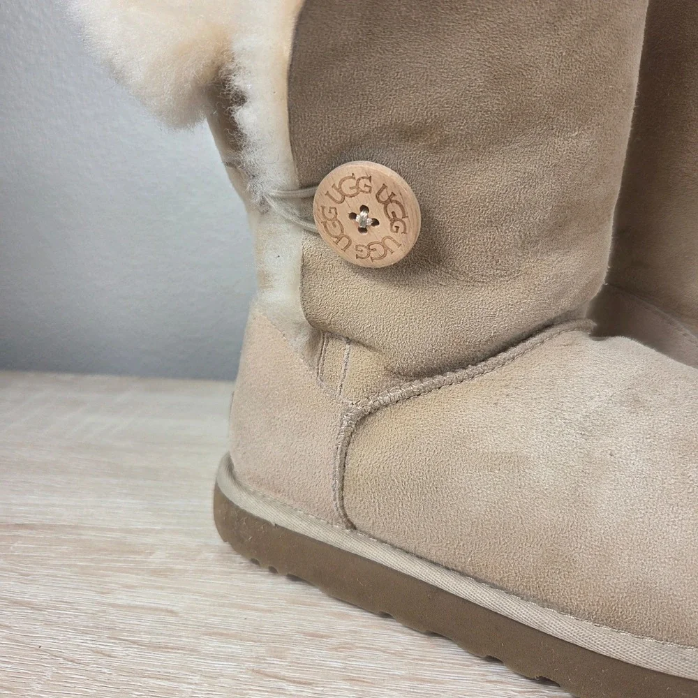 UGG Bailey Button Short Boots Women's 8 Sand Sheepskin Suede Winter